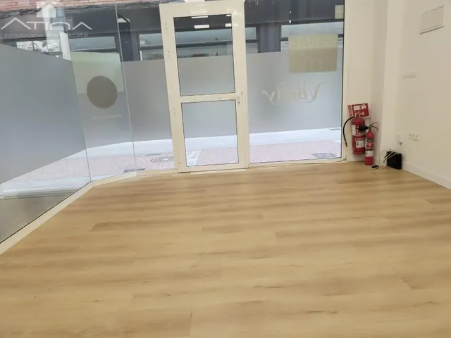 ¡Invierte en pleno corazón de Gandía! Un local con historia, luz y proyección. — 2