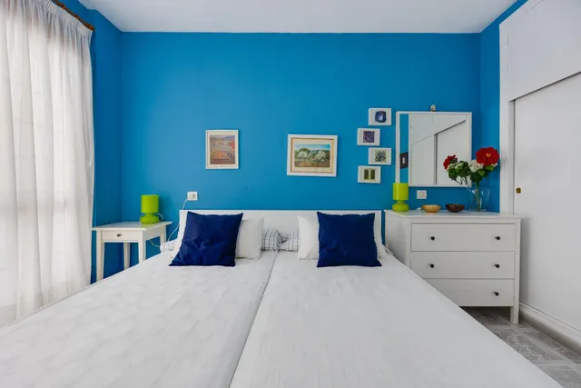 Apartamento semi reformado con orientación sur, vistas laterales al mar y piscina comunitaria. — 17