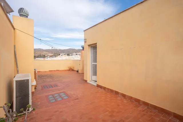 Almeria - cruz de caravaca: amplio triplex - 6 habitaciones + 3 baños + 1 aseo + garaje amplio + 2 salones + 2 cocinas + solarium — 38