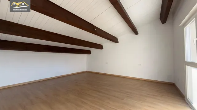 Chalé adosado, con terraza 30m , jardín 70m , garaje para 2 coches. 5 habitaciones. 3 baños. Cocina salón comedor de 35 m2. Magnificas vistas. Muy soleados — 42