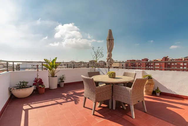 ÁTICO CON TERRAZA DE TRES DORMITORIOS EN PLAZA Mª AGUSTINA D - foto 2