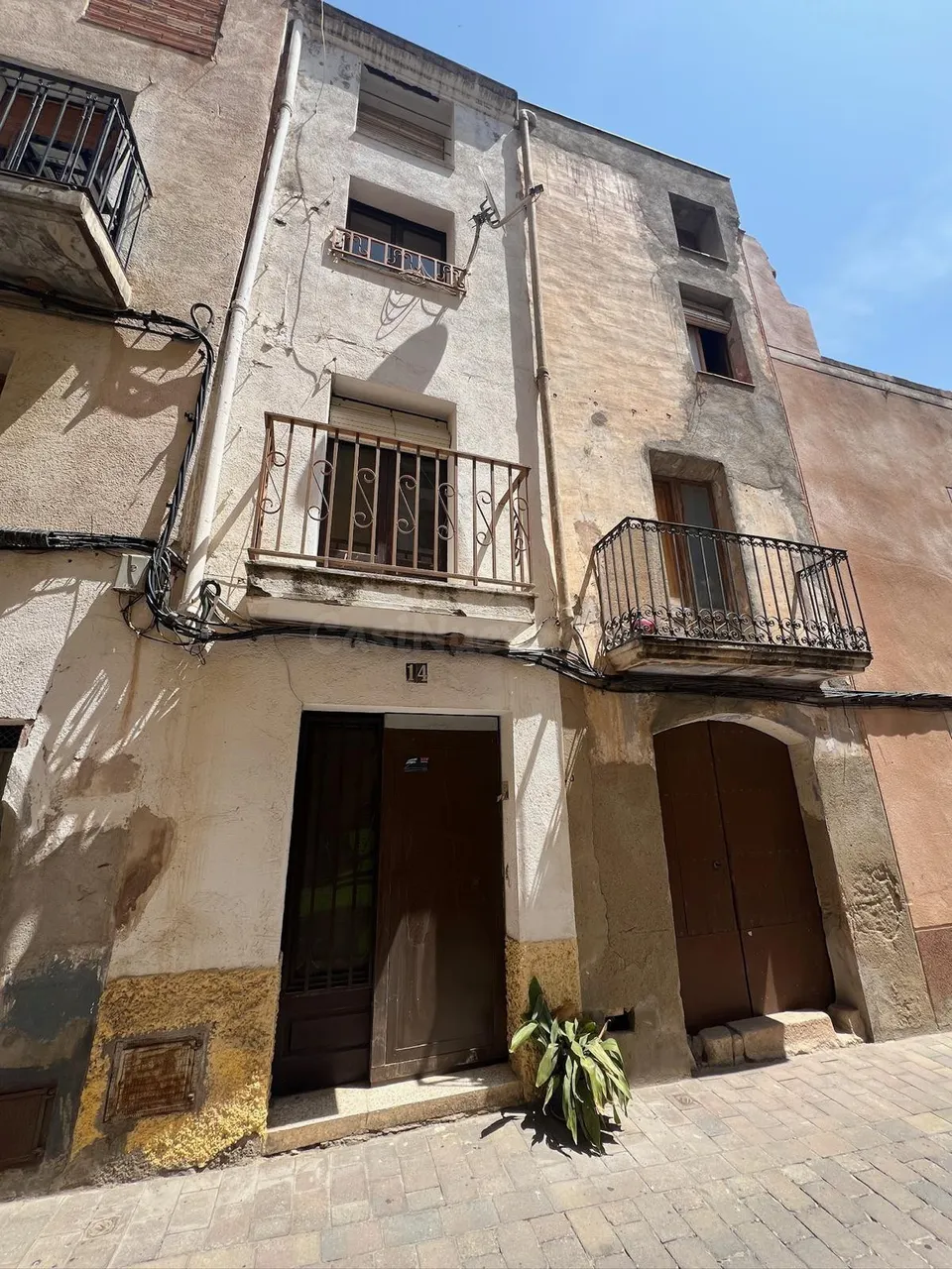 Casa adossada de 3 plantes per reformar a Mont-roig del Camp.