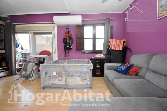 Disfruta de la luz natural y el encanto de vivir a un paso del centro en este acogedor piso con balcón — 5