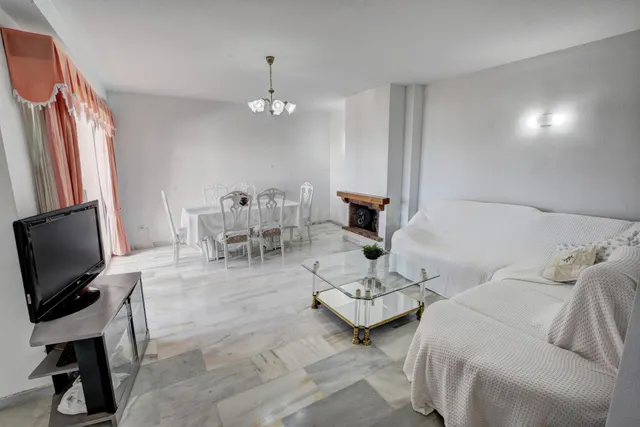 Piso de 2 Dormitorios alado de la Playa con Vistas al Mar, Piscina y Garaje — 8