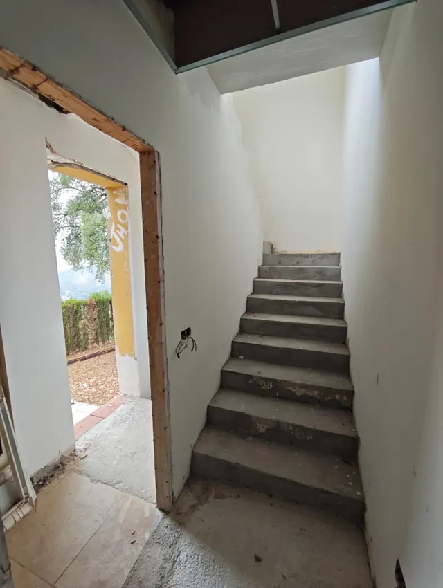 Villa semi reformada en la Mairena, 485m2 útiles, 3000m2 parcela, vistas abiertas a la montaña y mar al fondo — 40