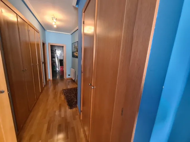 Se vende amplísimo apartamento, amueblado y equipado, cocina, salón, 2 hab., 2 baños. Para entrar. — 9