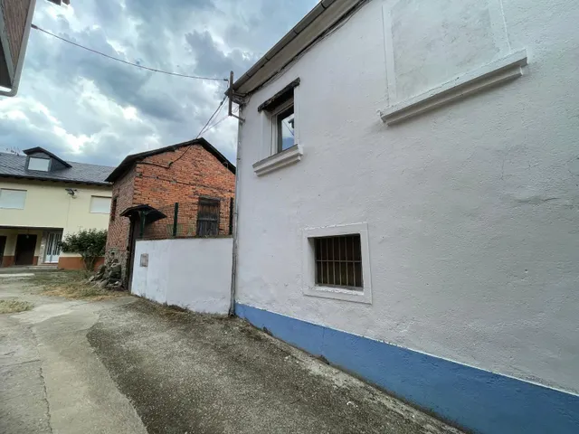 SE VENDE CASA EN CORULLÓN — 47