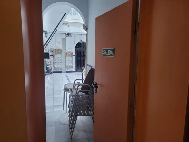 ¡Tu Negocio y Vivienda en el Corazón de Cádiz: 130m2 de Posibilidades Infinitas! — 18