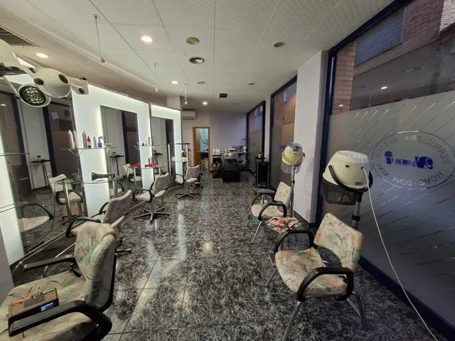 Lloguer de local comercial equipat com a perruqueria a l’Avinguda Balmes d’Igualada — 2