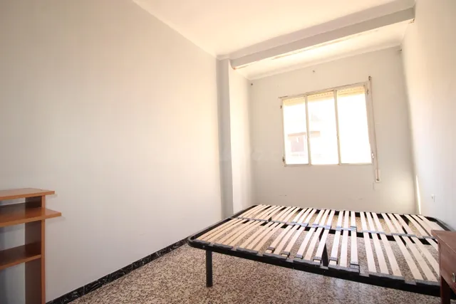 Oportunidad en San Antón: piso de 2 dormitorios para reforma