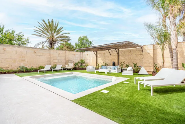 Casa con piscina en primera línea de mar en Cala Gamba — 26