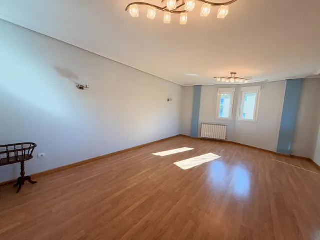 VENTA: Amplio Chalet en la Exclusiva Zona de Compostilla. — 8