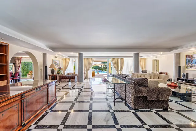 Chalet 9 habitaciones 735m² en venta - Costa Del Sol — 28