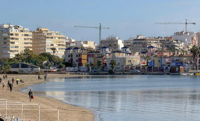 Ático reformado con vistas al mar, enorme terraza y piscina a 50 m de la playa en Torrevieja — 45