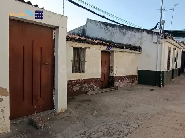 Oportunidad de Inversión en Badajoz: Casa a Reformar por 22.000 € — 3