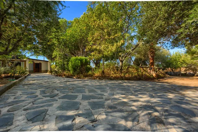 Chalet independiente de una planta con apartamento, piscina y parcela urbana de 2.800 m2 — 11