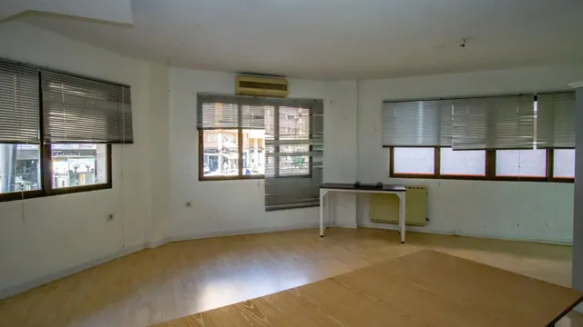 Entreplanta comercial, en el centro de la Gran Avenida de Elda. — 6
