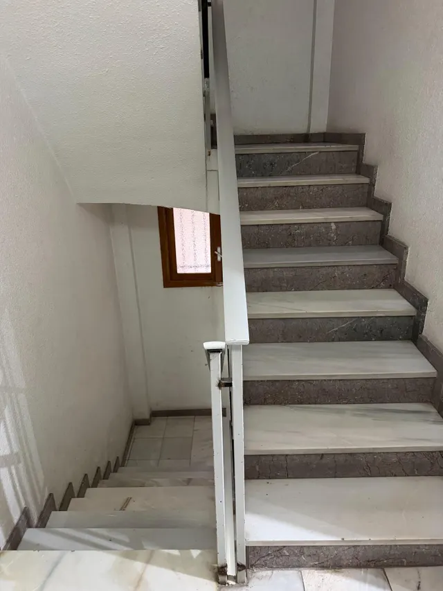 Piso con ascensor, 4 dormitorios, 2 baños, cocina 19 m2 con patio pisable, salon comedor, tres piezas a la calle. — 9