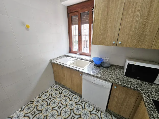 Se vende casa en casco antiguo de Oropesa, detrás del ayuntamiento. Casa con fachada a 3 calles — 27