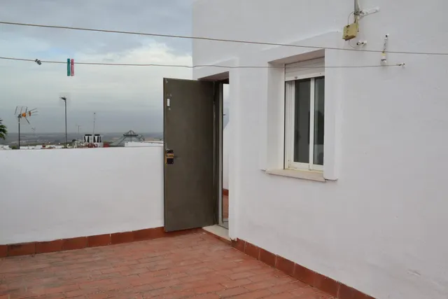 Tu próximo hogar en Sanlúcar la Mayor: tres dormitorios, patio y sótano — 37