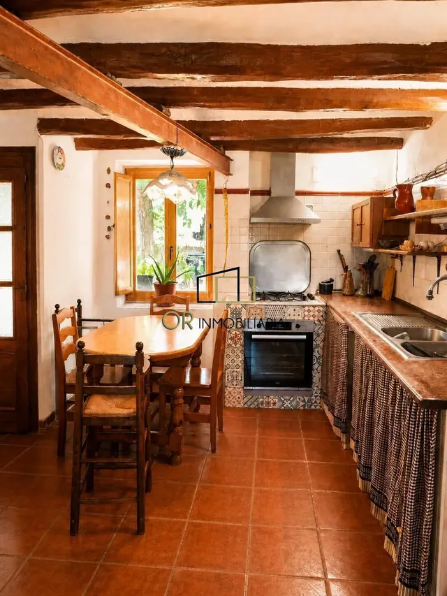 Casa a tres vientos con 4 habitaciones y parcela rústica de 