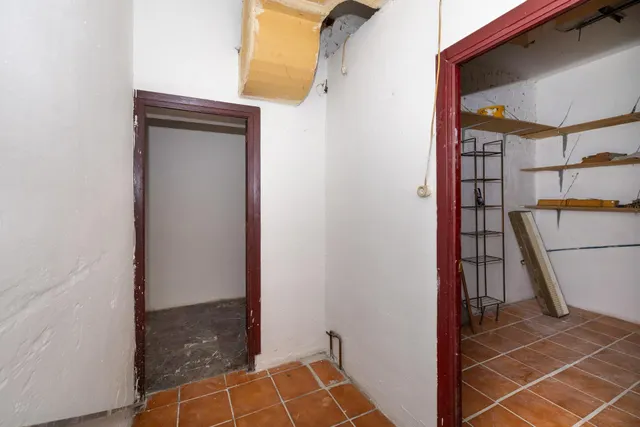 Local comercial junto a calle Alhamar. Ideal para oficina, despacho o almacén. Muy económico — 7