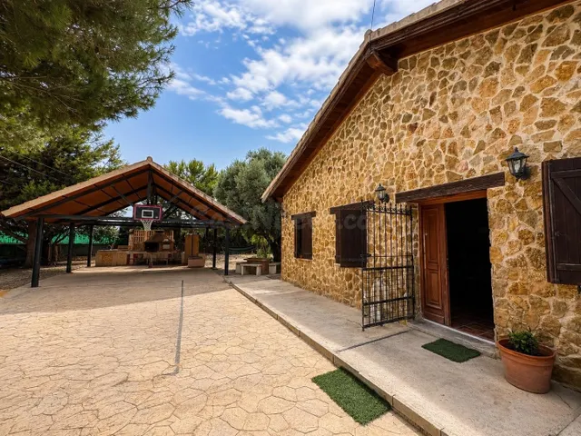 Casa de campo con más de 4.488 m2 de parcela a solo 2 minuto - foto 2