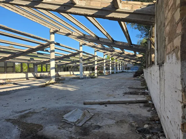 PARCELA DE 2.000 m2 CON EDIFICACIÓN DE 900 m2 — 6