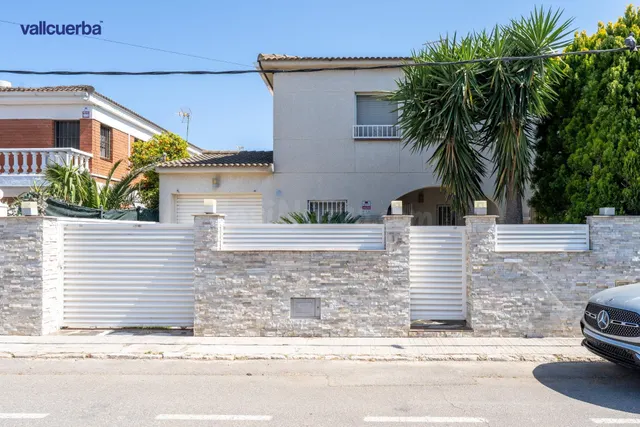 CASA PAREADA CON PISCINA PRIVADA, PARKING, BARBACOA ANDANDO  - foto 2