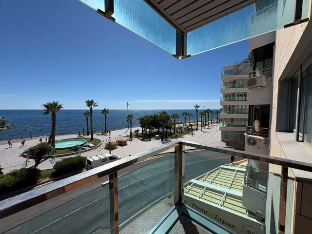 Apartamento moderno y espacioso en primera línea de mar junto a Playa del Cura. ¡3 dormitorios, 2 baños, balcón con vistas al mar (sureste) y piscina comunitaria! — 6