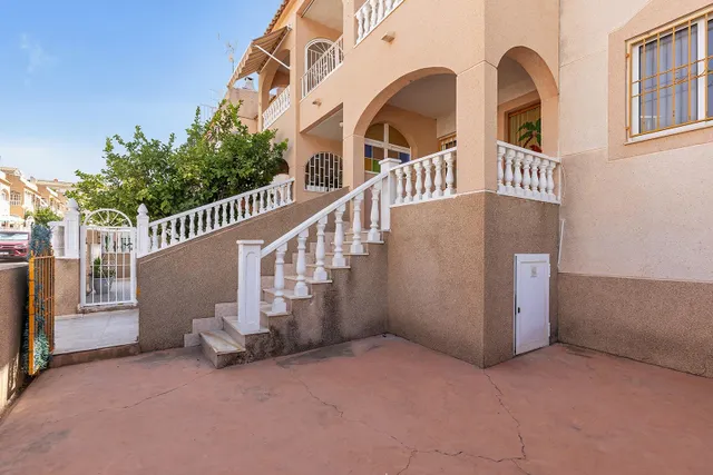Bungalow planta baja con piscina y jardines en Los Balcones — 2