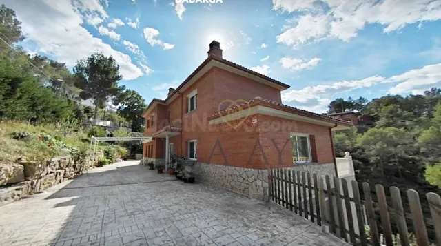 ESPECTACULAR Y AMPLIO CHALET SEMINUEVO - CERVELLÓ