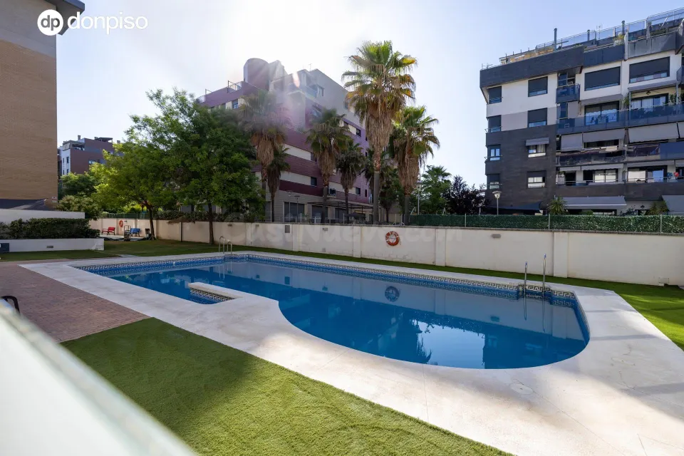 Apartamento tipo loft con garaje incluido y piscina en zona Parque Lagos