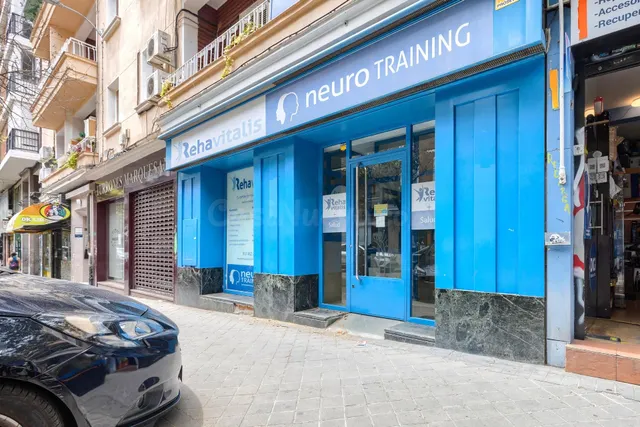 Local de 184 m2 acondicionado como clínica, a pie de calle e