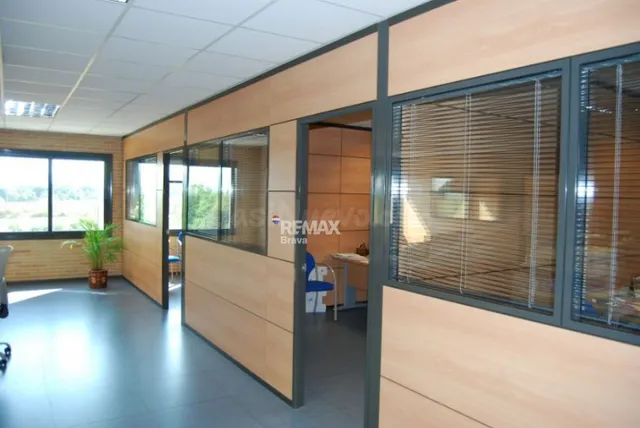 Llagostera | Nave industrial de 828 m2 con oficinas, almacén - foto 4