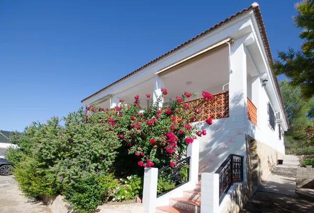Ref. 04407.- Chalet con dos viviendas independientes, piscin - foto 3