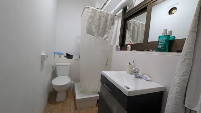 Espacioso piso con balcón y ascensor en Calle Manacor — 28