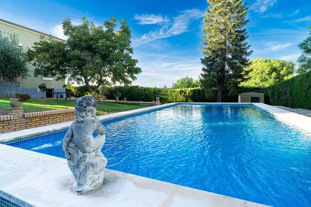 Chalet independiente con piscina privada, amplio jardín y 6 dormitorios en Bollullos de la Mitación — 33