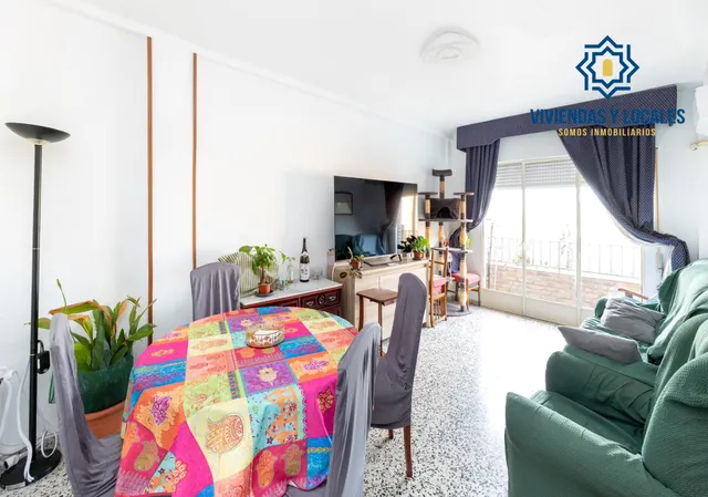 En Venta Piso de 4 dormitorios con ascensor, ideal para reformar a tu gusto. — 24