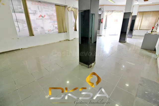 Amplio local comercial esquinero, con grandes ventanales y b - foto 5