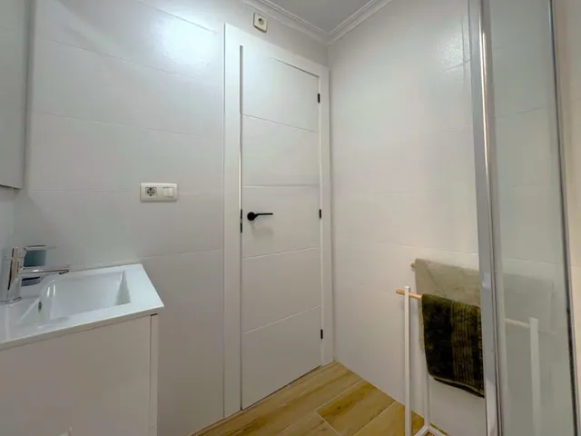 Casa adosada reformada y espaciosa de tres plantas (86 m2) con 3 dormitorios, 2 baños y 1 aseo. Terraza frente, piscina comunitaria, cerca del La Zenia Boulevard y a tan solo 650 m de Playa Flamenca — 22