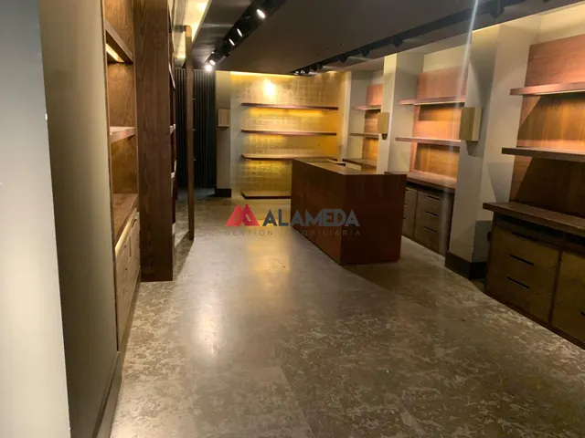 LOCAL COMERCIAL EN CALLE LA FUENTE — 10