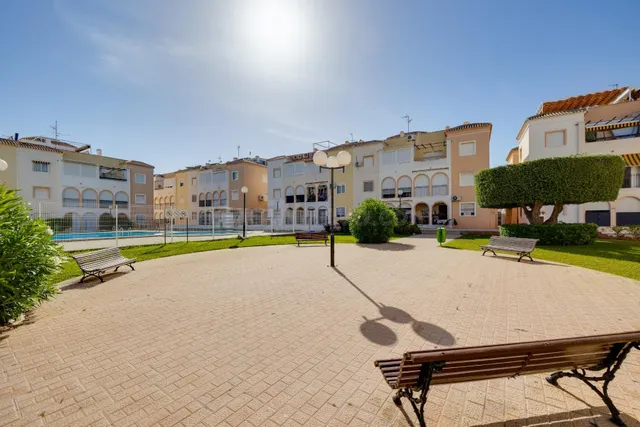 Apartamento de 2 dormitorios y 1 baño en Torrevieja (los naufragos) — 24