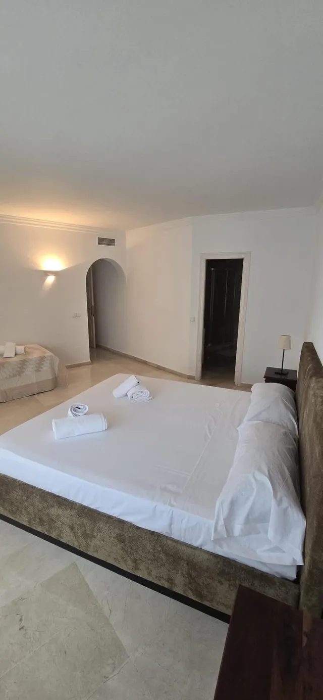 Piso amplio y luminoso de tres dormitorios  en primera línea de playa en Hacienda Beach II-III | CABANILLAS REAL ESTATE — 21