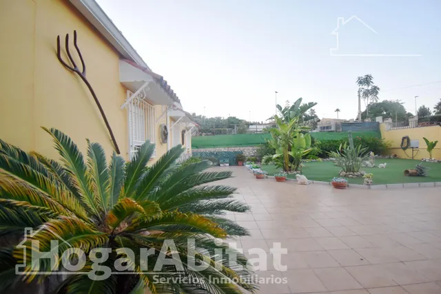 ¡Encantador Chalet! Muy amplio y sofisticado, con gran garaje, terraza, jardín y parcela — 50