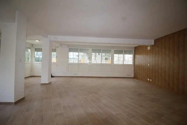 Reformado bastante amplio local comercial en avenida del  Mediterráneo con licencia de oficina. — 4