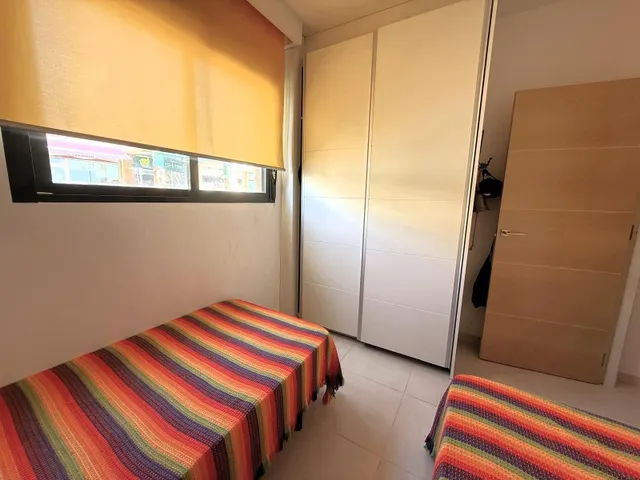 Planta baja moderna (aprox. 63 m2) con 2 dormitorios, 2 baños y amplia terraza/jardín. Gran zona de piscina, cerca del La Zenia Boulevard, ¡y a 15 minutos a pie de la Playa de La Zenia! — 27