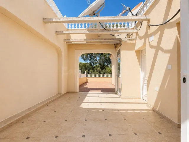 Villa independiente con piscina privada y 6 dormitorios junto a la Laguna Rosa de Torrevieja — 42