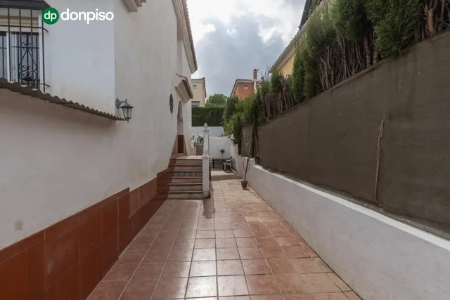 Casa independiente con piscina en La Zubia. — 35