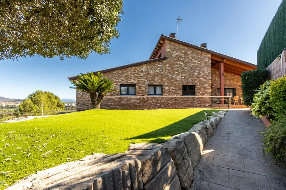 Casa amb piscina, espai i qualitat a can font – ca n’avellaneda